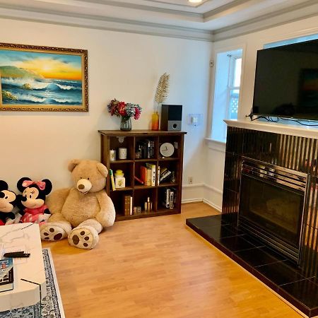 One Bedroom Queen Bed Sharing Washroom In Tiger Sweet House License## Richmond Exterior foto