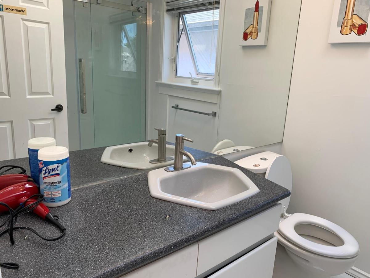 One Bedroom Queen Bed Sharing Washroom In Tiger Sweet House License## Richmond Exterior foto