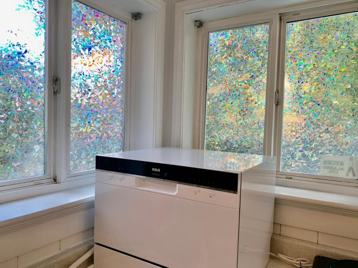 One Bedroom Queen Bed Sharing Washroom In Tiger Sweet House License## Richmond Exterior foto