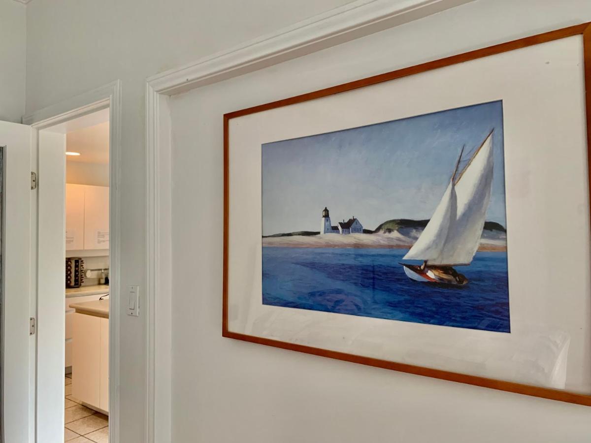 One Bedroom Queen Bed Sharing Washroom In Tiger Sweet House License## Richmond Exterior foto